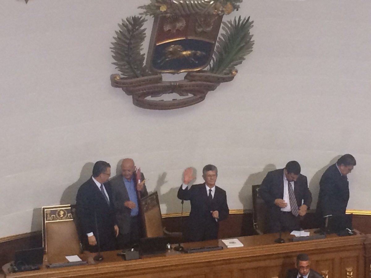 acaballoregalao's tweet photo. Henry Ramos se juramentó a sí mismo. El borracho no quiso juramentarlo https://t.co/OljkuhIkOl