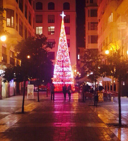 rominaredolat's tweet photo. @oopsplanet_com corriendo para ver a los Reyes Magos #NocheDeReyes https://t.co/jI36LtsdaG