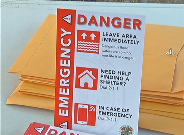 LASD hands out critical, life-saving information during homeless outreach in riverbeds #LArain #ElNino