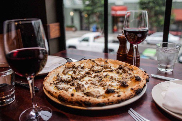 InfatuationSF's tweet image. Rain is the worst. Pizza is the best. Our favorite spots @a16sf @zerozerosf @flourandwater: trib.al/qxWx3GV