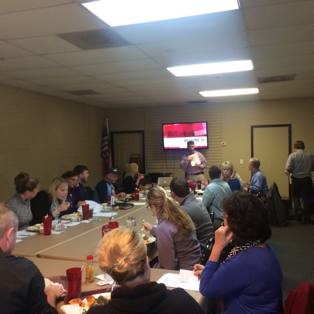 EZLoanGuy's tweet photo. Networking @ #Courtneys @MJChamber #Killing2016 https://t.co/vAvjHyef2C