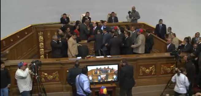 2001OnLine's tweet image. #Ahora Se caldean los ánimos en la AN, diputados se levantan y se pelean