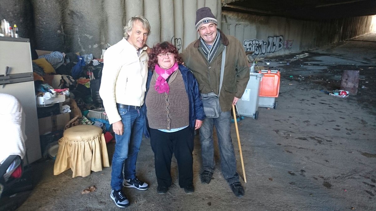 JesusCalleja's tweet photo. Ahora viven en esta chabola insalubre yo les ayudo pero solo piden un trabajo, nada más..tienen los papeles en regla https://t.co/wQOHptzIw8