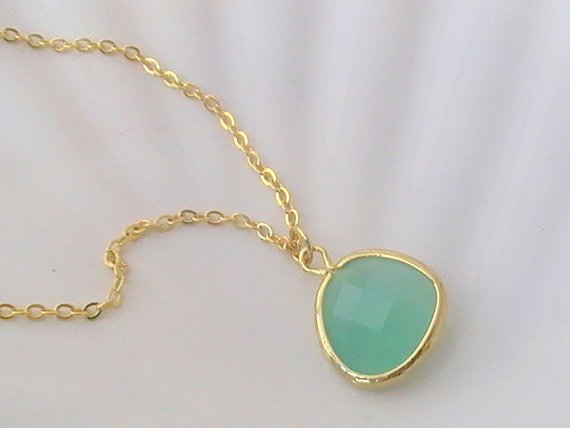 CrystalshadowV's tweet photo. This green crystal necklace looks fabulous with a low cut dress! https://t.co/A3ILaUHtGK  #etsymntt #fashion https://t.co/hGDXQ5xZX3
