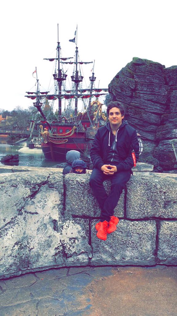 TheRealLiont's tweet photo. Schaut euch mal meine Snapchat-Story an, heisse dort "TheRealLiont" ! 👌🏻

War im Disneyland-Paris, echt zu schön! 💙✨ https://t.co/uXa15L3vdR