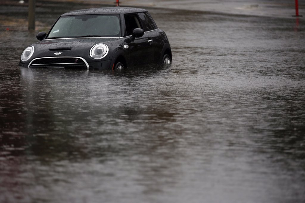 francineorr's tweet photo. Mini Cooper stranded in high water on Burbank Blvd in Encino, Ca. Be careful driving. #ElNino @latimesphotos https://t.co/fKoAssh1Gu