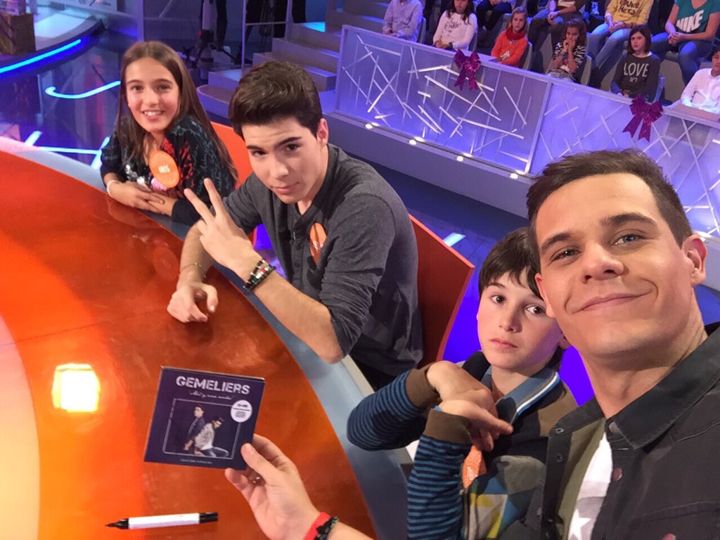 eltirontv's tweet photo. ¡Selfis de #PasapalabraReyes! ¡A petarlo a RT! #GemeliersPasapalabra https://t.co/mocrIQWVpF