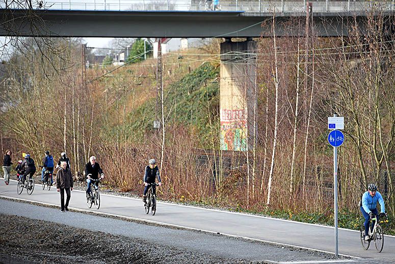 #Germany building #Bikes Superhighway - 50,000 fewer cars per day goo.gl/huWe4o <a href="/losangelista/">Liz Courquet-Lesaulnier</a> #cycling