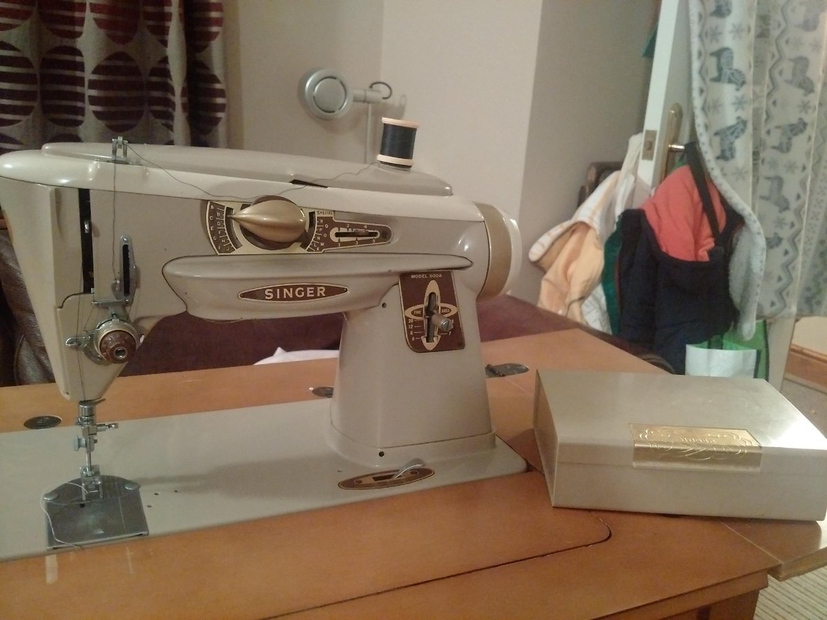 RogerFdev1's tweet image. Beautiful and so retro! Currently sitting with the manual.