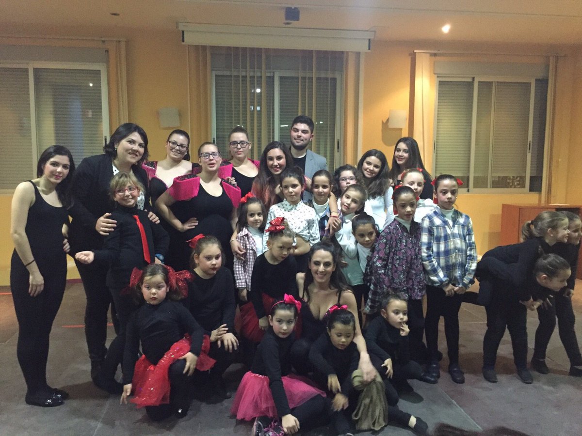 AytoArchena's tweet photo. La Concejala @alimedpal1983 apoyando la  actuación de 'rompe el ritmo' en La #Algaida. #Navidad en #Archena https://t.co/ypHlT3qo08