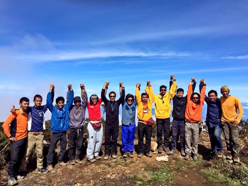 rightness_PA's tweet photo. Top Puncak Gunung Latimojong bersama teman" dari KPA WANADRI dan MAPALA UI! Selamat dan sukses selalu bro 😇👍🏼 https://t.co/bI8sl3OAuz