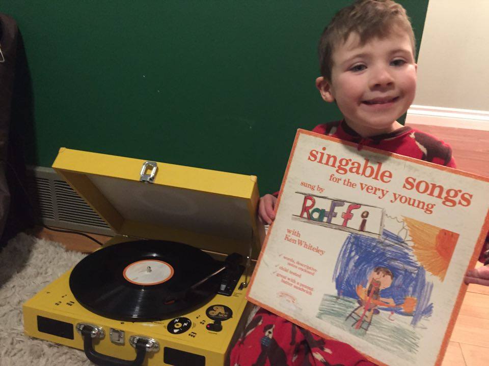 Raffi_RC's tweet photo. this sure makes me smile! #oldschoolraffi #singable #belugagrads (thx Karen Lynne Anderson—shared with permission.) https://t.co/1NCcEcc51s