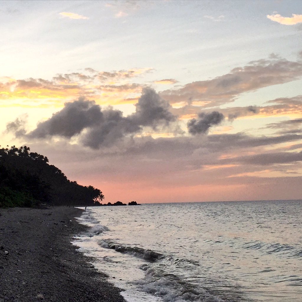 jayr_7582's tweet photo. Had a great time watching this beautiful sky and the beach! #sunset #firstsunsetof2016 #sunsetlover https://t.co/J48a0tUwGa
