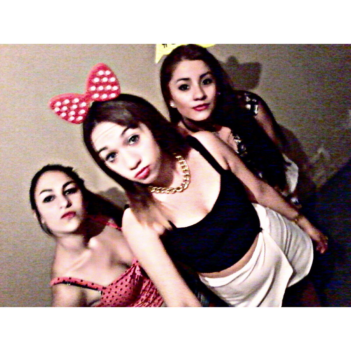 ZoeIbarra4's tweet photo. #Nighttt✨ @AylenSiilva , Sabri. https://t.co/bMQNYNnKlz