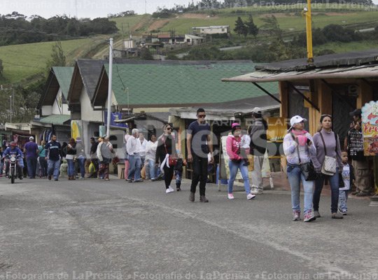 laprensalara's tweet image. Larenses visitan Cubiro con loncheras en mano para evitar gastar dinero ow.ly/Wyb0u