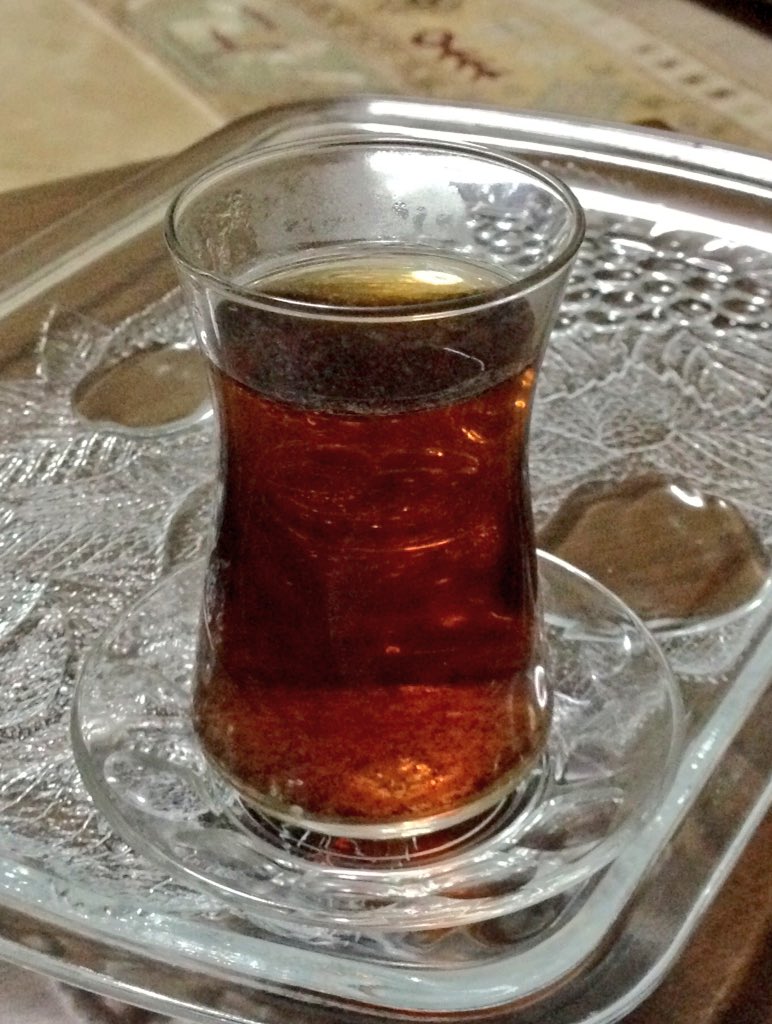 sedadaral's tweet photo. Şu çay olmasaydı onun yerini ne tutardı bilemem.
Çay gibisi yok. #çay #Turkish_tea https://t.co/ZB6OOwtJG7