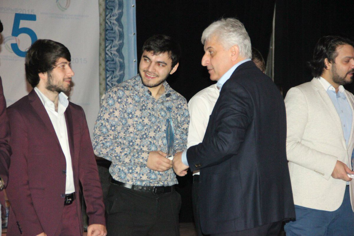 kdm_dgunh's tweet image. Сборная #ДГУНХ команда КВН "Все сразу" завоевала ещё одну награду. "Прорыв-2015" в номинации "Культура". #КдмДгунх