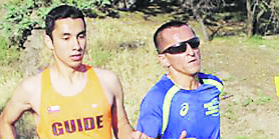 latercera's tweet photo. Triatletas ciegos Luis Gutiérrez y Juan Villarroel participarán en Ironman 70.3 de Pucón https://t.co/sdNtlZo3BW https://t.co/YWVlOqCSIn