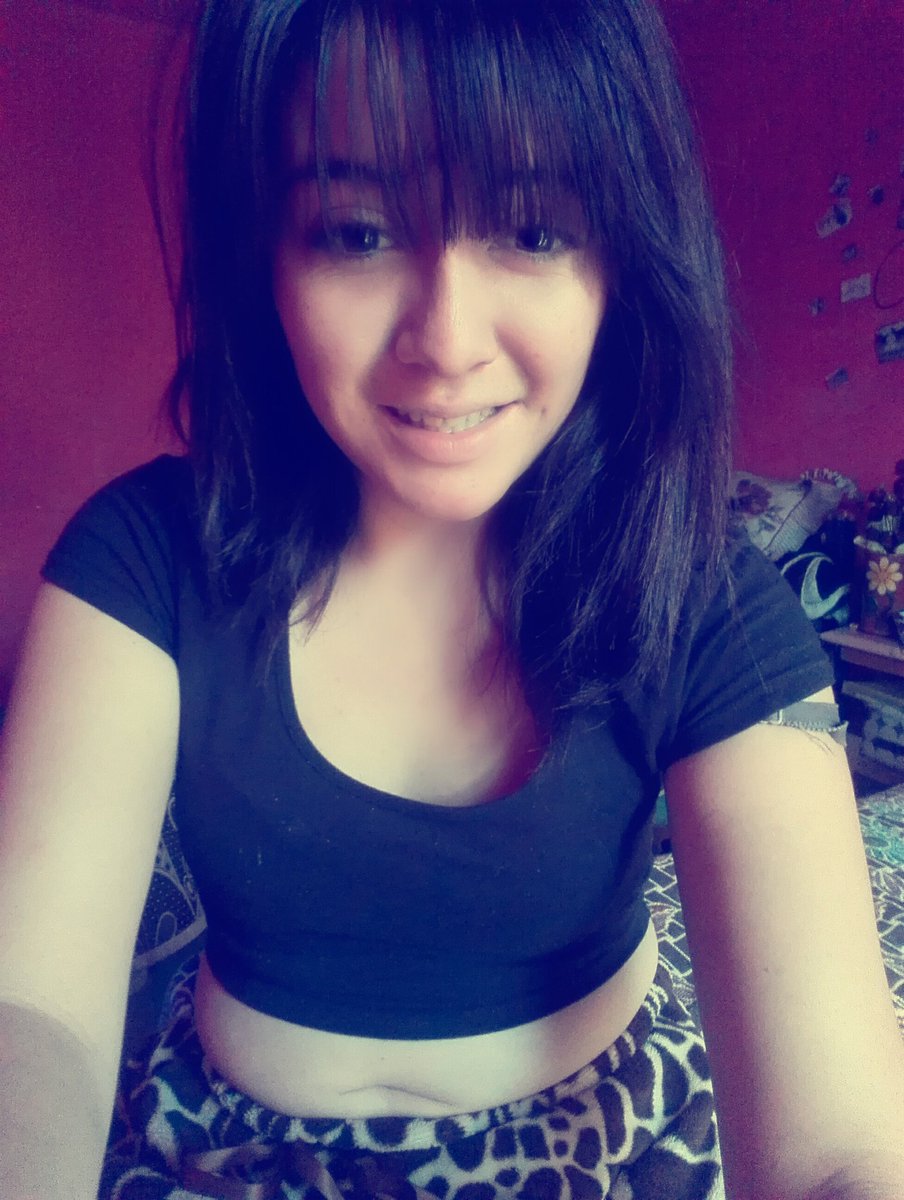 maggiemc_1996's tweet photo. Cuando te aburres y te haces pendejada y media hahaha ignoren Mi lonja es la del pegue hahaha #StraightBangs https://t.co/jy1SyFl3xB