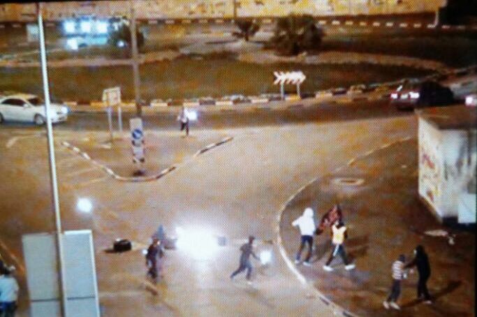 #الدراز | أبناء القائد يغلقون أحد محاور دوار الشهيد فاضل العبيدي بنيران الغضب وفاء للشهيد المجاهد نمر النمر .