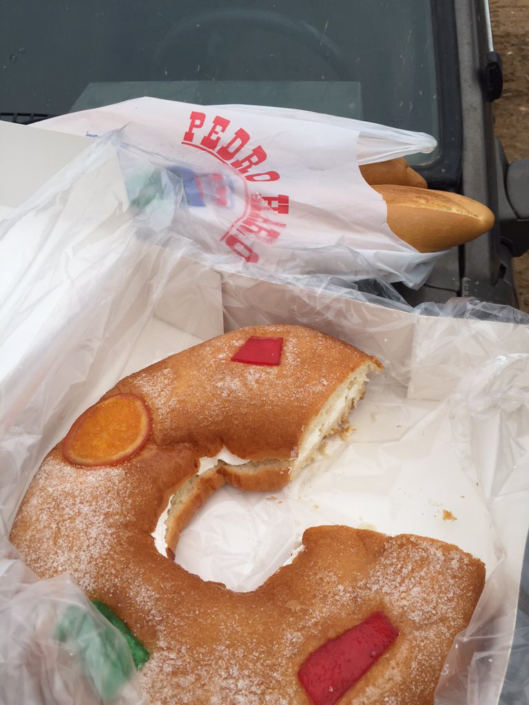 tauromora's tweet photo. Desde que @jm_elbomba no ejerce como caporal el patrón nos da roscón y todo como postre del almuerzo jejej https://t.co/ekeUsTeTTo