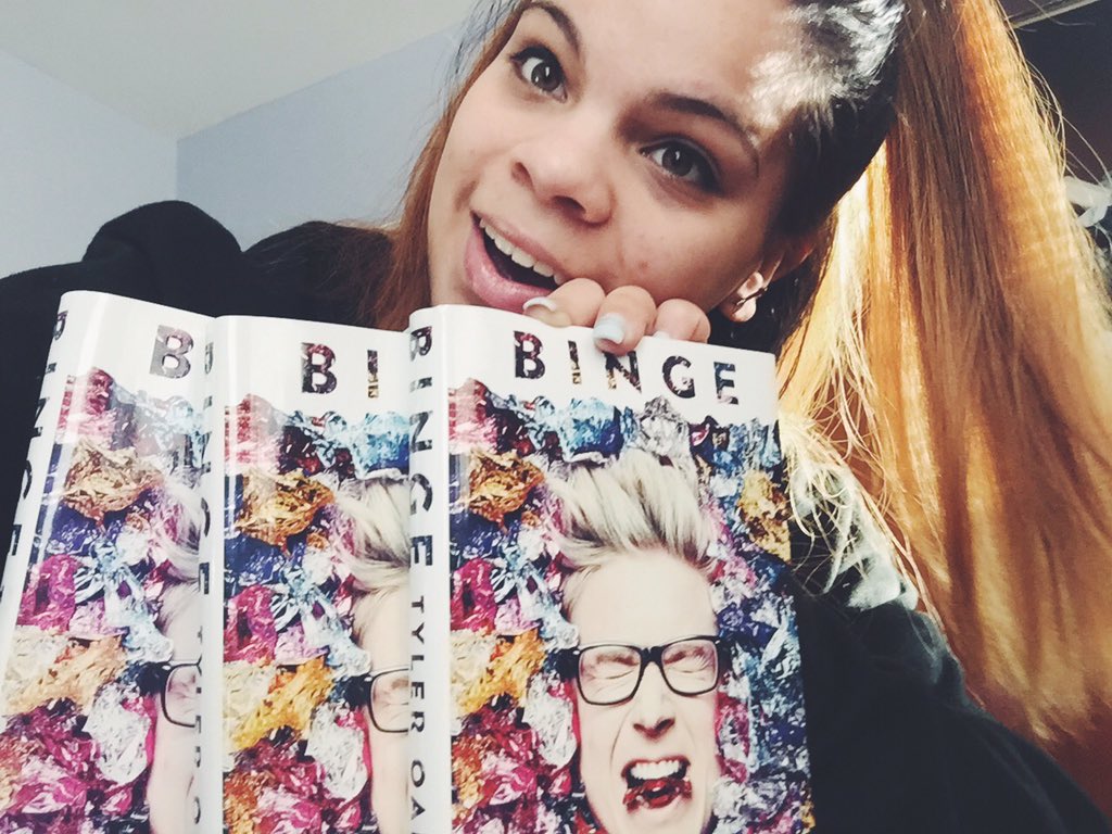 linxtte_'s tweet photo. Taking pictures with my three books was hard tbh @tyleroakley #SelfiesForTyler #OurBingeSelfies https://t.co/CDVqof6emI