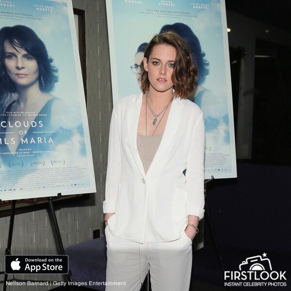 BAMF Kristen Stewart at the screening of #CloudsOfSilsMaria in NYC: getfirstlook.com/card/ubw2Ho/ne… #Kstew #KristenStewart