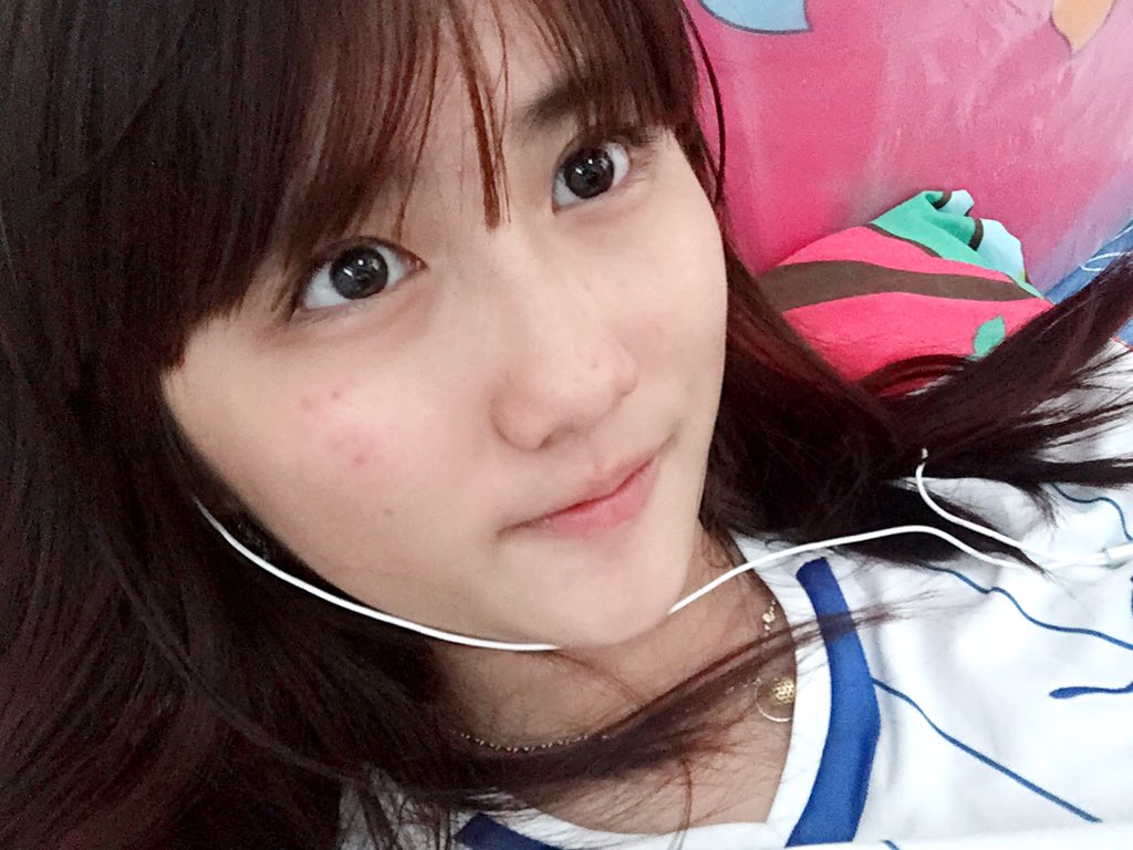 Muka jadi ada merah merahnya. Efek dari pantai atau jerawat ya?