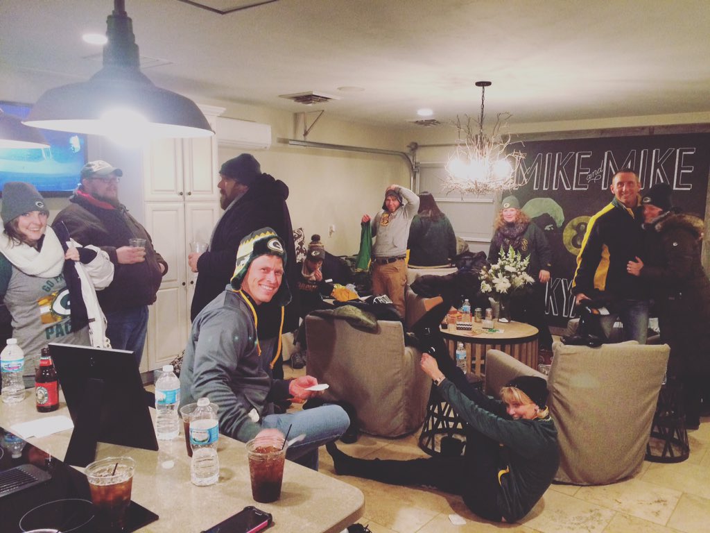 tundratrio's tweet photo. Everyone getting on their third and fourth layers before the game #TailgateInStyle #MNvsGB https://t.co/8haT2HhnWS
