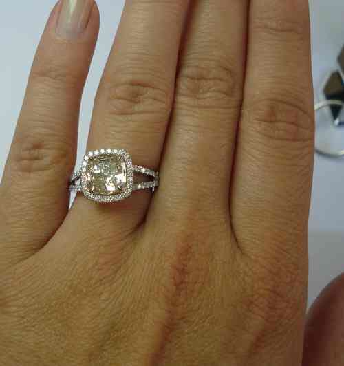 SquidwardSquare's tweet photo. what a gorgeous ring, but personally I would wear it on my RIGHT hand instead 💎🙌🏼 https://t.co/cf4MM9VVuQ