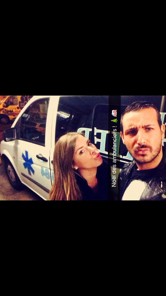 Team_EmilieSS9's tweet photo. Emilie à son travail 😍😍😍😍 #TeamEmilieForEver https://t.co/26tyt0imaw