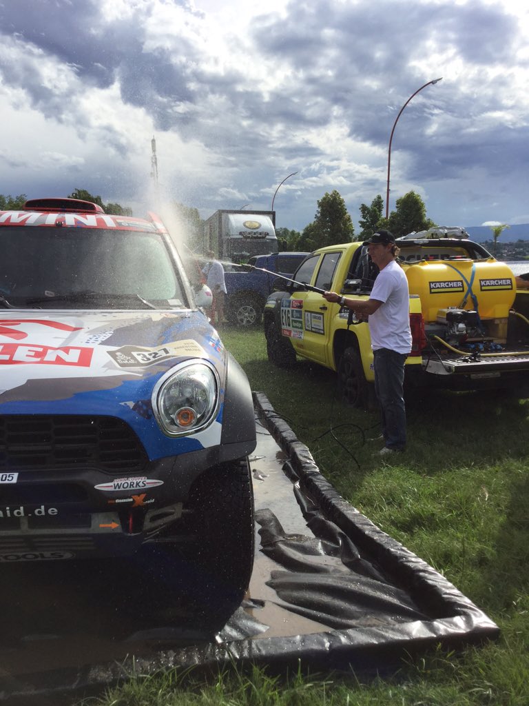 KarcherARG's tweet photo. Hoy nuestro primer lavado de la mano de @nalbandiandavid y el gran corredor @NaniRoma #desafiokarcher #Dakar2016 https://t.co/27UAJQaDo6