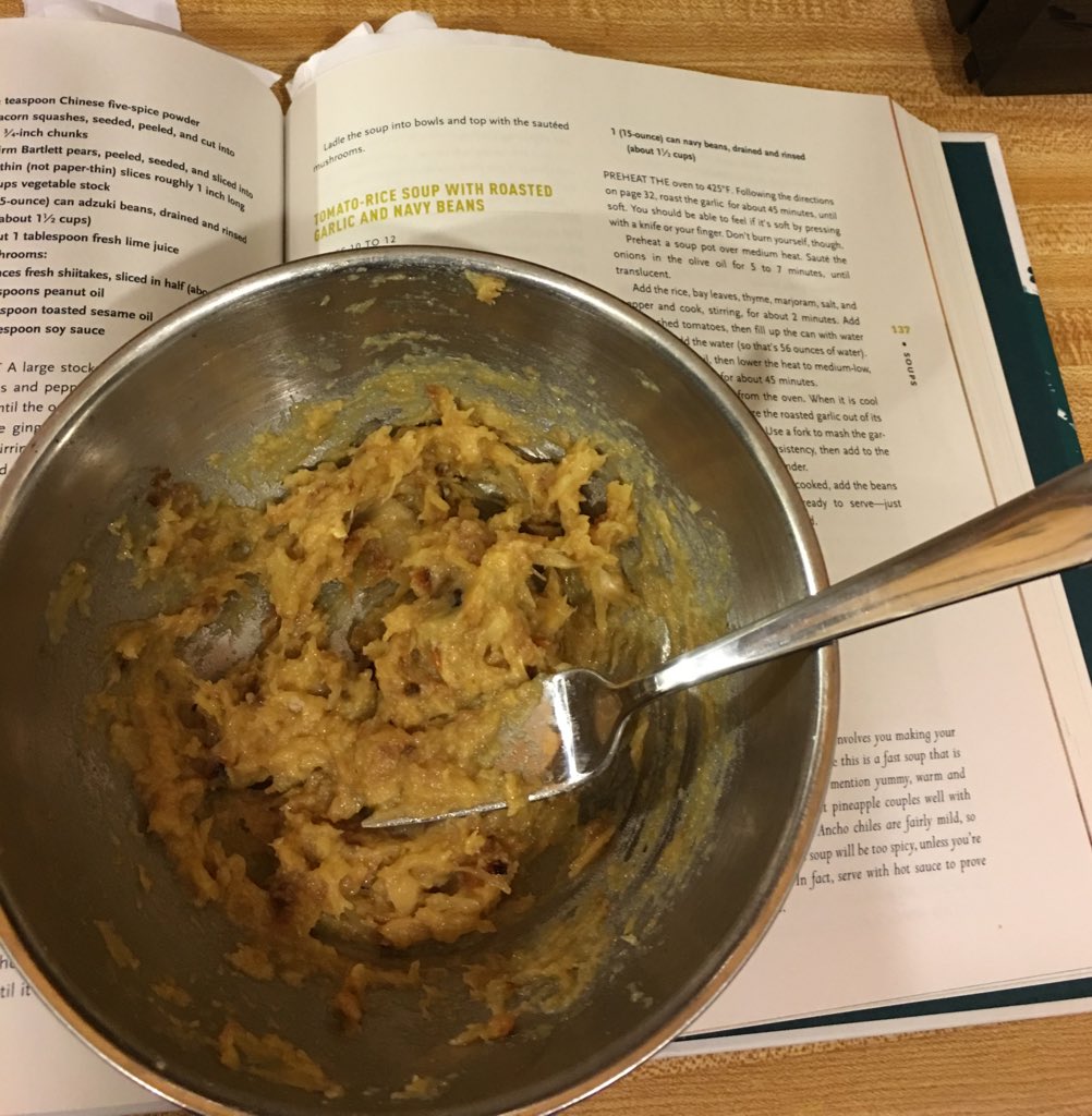 MagicalVegan's tweet photo. 2 bulbs of roasted garlic for tonight's soup 😻 #vegan #veganomicon #hearthealthy https://t.co/TmxudfNzha