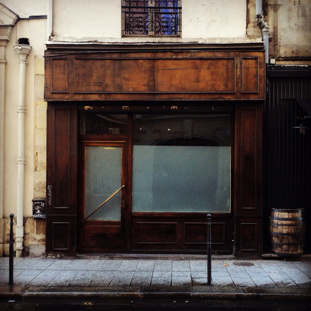 JeppeDencker's tweet photo. Empty retail space in Marais, Paris. So much potential. #someday #paris #leatherprojects https://t.co/xZaqDfzcPa