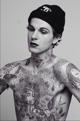 thefeministhour's tweet photo. Jesse Rutherford from The Neighbourhood also breaking gender roles! https://t.co/ovTutNO1VQ