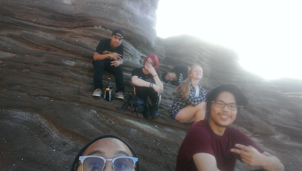 Treeopatra's tweet photo. On new years I spent my morning on the side of a cliff looking off into the ocean. #thathawaiilife https://t.co/hB114bVGxF
