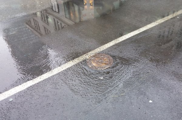 journalmetro's tweet photo. Bris d'aqueduc sur Peel, moins d'un mois après la fin des travaux #circulationmtl https://t.co/meqRVTQUgj https://t.co/EONQXNwcEq