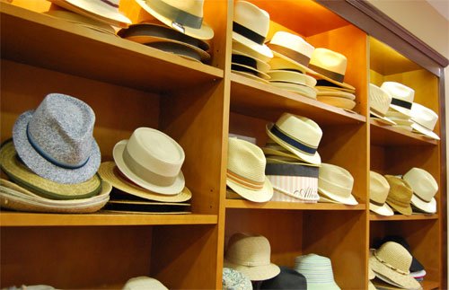 Aun no cerramos y ya tenemos los sombrero tiñe-cabello de distintos colorean! #Pottertty