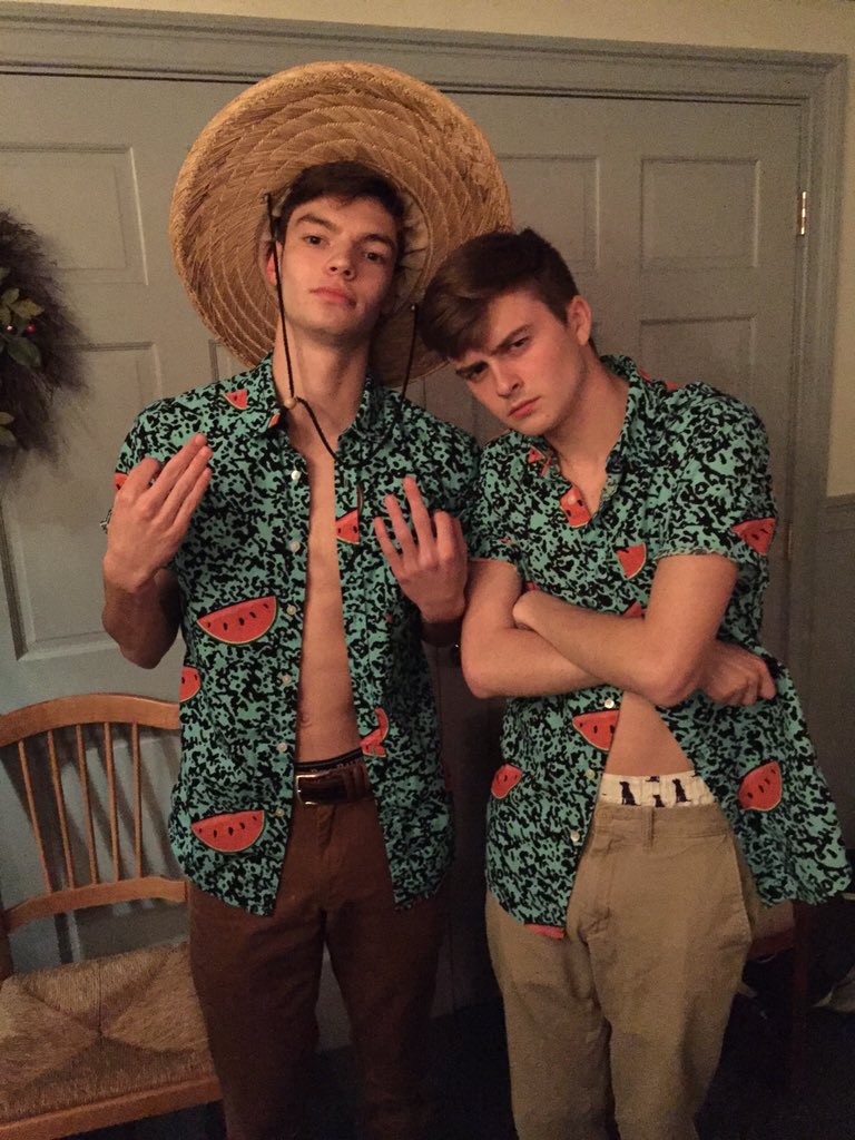 sr_campagna's tweet image. Mi amigo y yo en una fiesta de Navidad, llevando nuestro ropa de fiesta  #feliznavidad #somosDJs #apvivalalocura