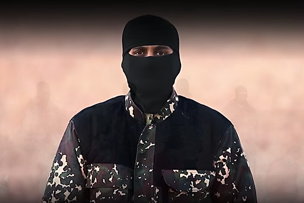 DailyMirror's tweet photo. An ISIS killer with an English accent has made chilling threats to the UK https://t.co/MLdDWvr1k3 https://t.co/PIjflckKwn