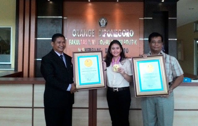 beritatembalang's tweet photo. Mahasis Undip Raih Penghargaan Mahasiswa Termuda Indonesia https://t.co/lKm8ZN0O73 https://t.co/47i6GX76ob