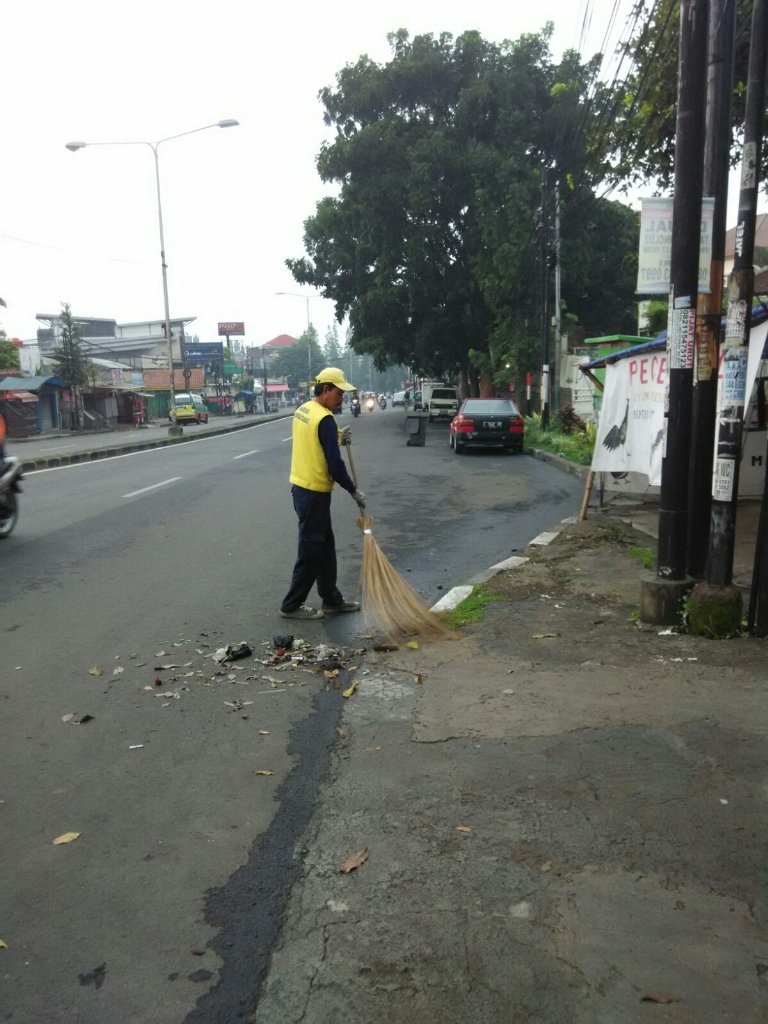 UPTPS_DLHbdg's tweet photo. Semangat pgi #sasapubandung biasakan simpan smpah pd tempatnya #bandungbersih cc @ridwankamil @OdedMD @yossiirianto https://t.co/5QzHMC4j7Z