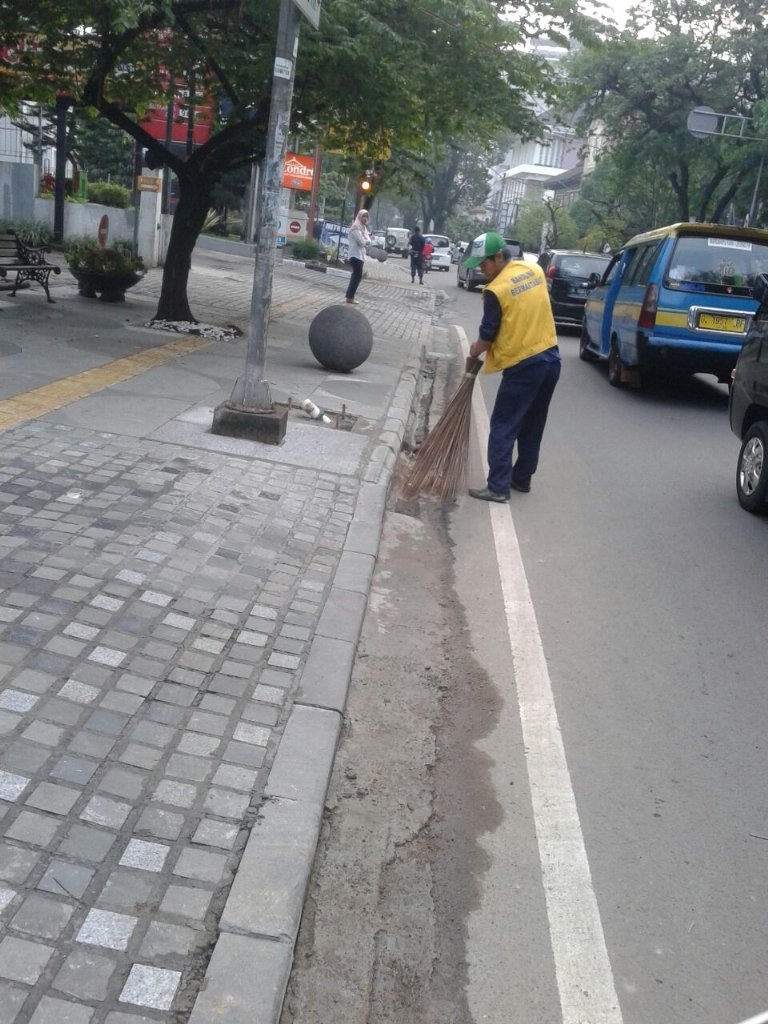 UPTPS_DLHbdg's tweet photo. Semangat pgi #sasapubandung biasakan simpan smpah pd tempatnya #bandungbersih cc @ridwankamil @OdedMD @yossiirianto https://t.co/5QzHMC4j7Z
