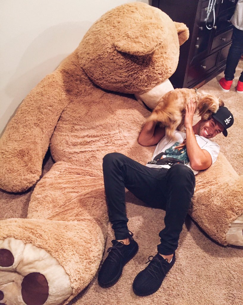 jakemiller's tweet photo. It's all fun and games until a dog humps your face https://t.co/e14RbONtyp https://t.co/FPd5vevlva