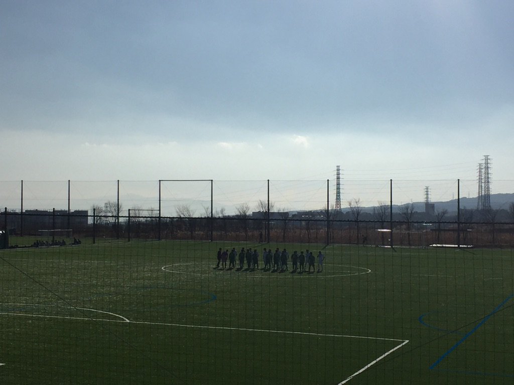 新春高校サッカー強化研修大会(裏選手権)1次リーグ、帝京長岡高(緑)vs岡山県作陽高(白)、時之栖スポーツセンターうさぎ島第2グランドpic.twitter.com/fLXwBdqad6