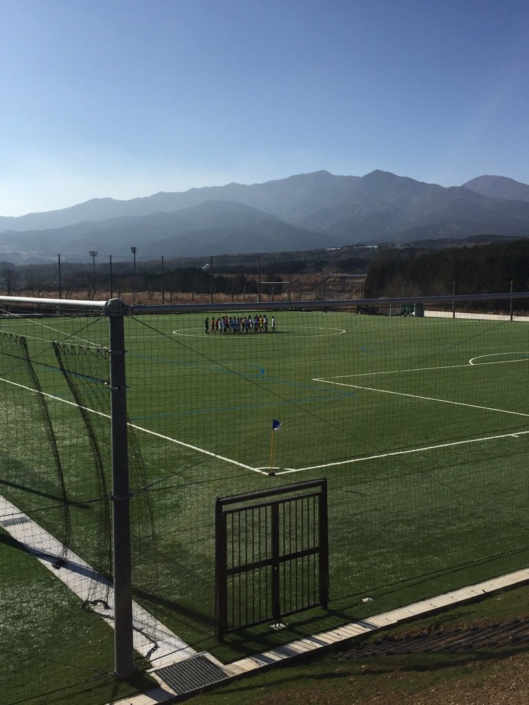 高校サッカー強化研修大会(裏選手権)1次リーグ、遊学館高(白)vs神戸市立科学技術高(赤)、時之栖スポーツセンターうさぎ島第3グランドpic.twitter.com/ZzuDhsFh4R