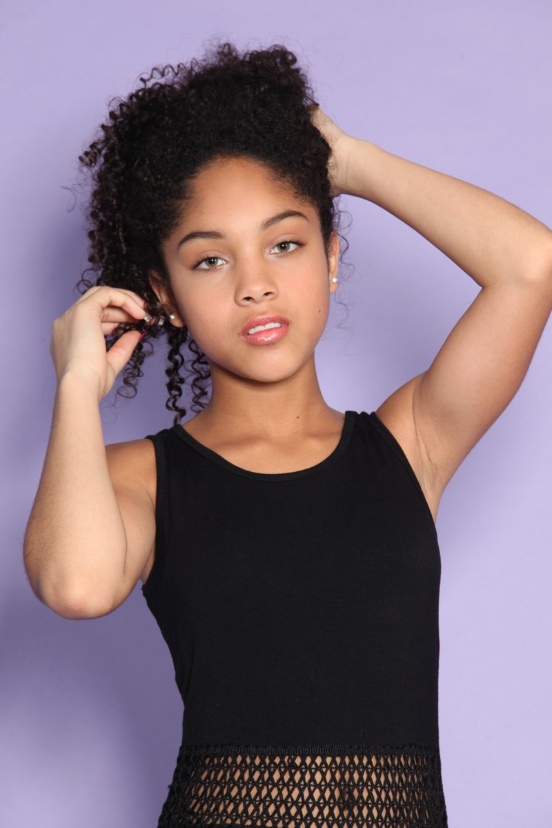 Kennycelove3's tweet photo. #littleblackdress #curlyhair #shavedmypitts #eyebrowsonfleek https://t.co/g3ys5SDrgI