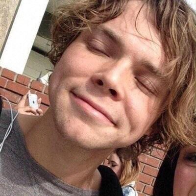 colorsof5sos's tweet image. ashton // beige