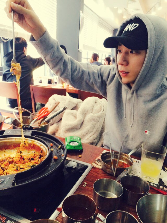 2014_HOTSHOT's tweet photo. #문규 #떡볶이 #냠냠 #한끼 #두끼 #월요일 이건 #토요일 https://t.co/ENJcsFJCOE