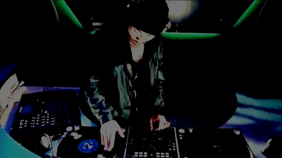 mkdi_dj_'s tweet photo. EX.ILEのパフォーマーを卒業し、今年からDJとして新たな道に進んだMA.KIDAIです。EX.ILE魂持って頑張ります。そんな僕と深く濃く絡みませんか。新年、新たな出会いお待ちしてます。#RTしたnrさんで気になった人お迎え https://t.co/eVaAsrJRbE